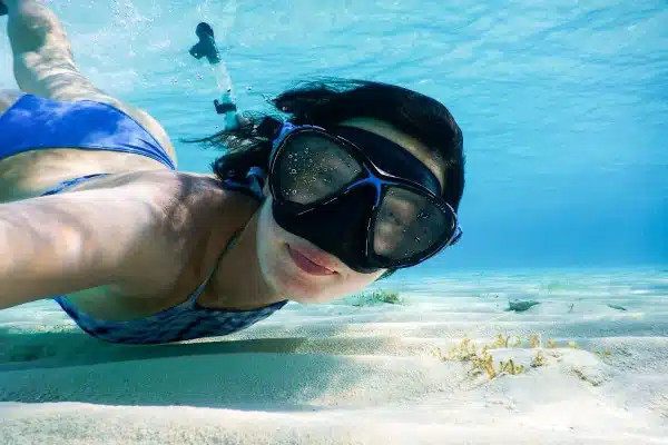 woman-swimming-underwater