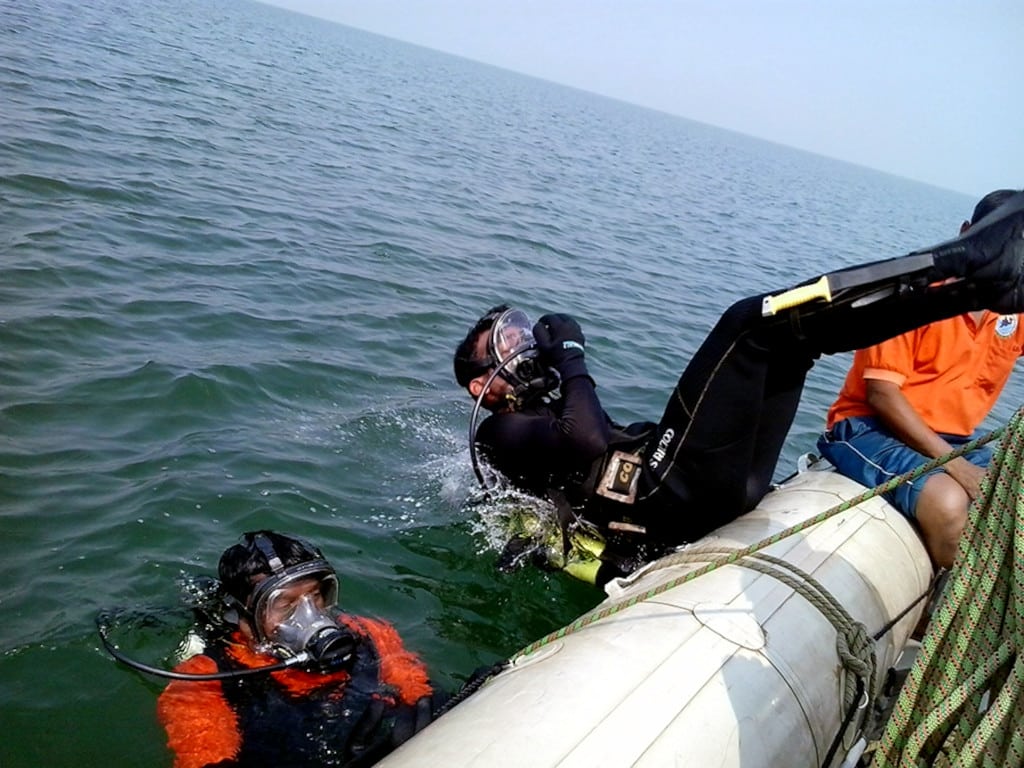 sumergirse en el agua-ajuste el equipo