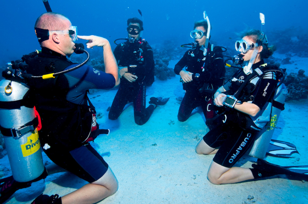 PADI Instructor with students-padi prochek
